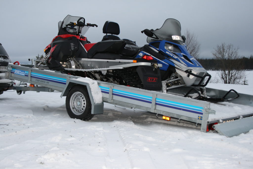En snöscooter uppkörd på en av våra ATV-släpvagnar och Scootersläp